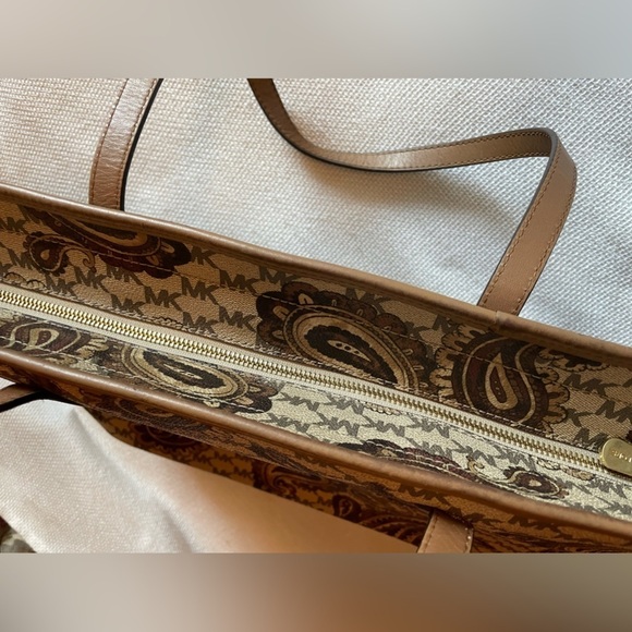Michael Kors paisley tote    Spacious enough to - Picture 8 of 13